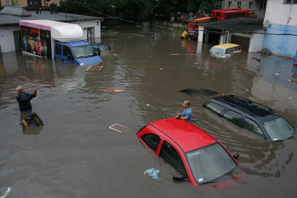  Na skutek ulewnego deszczu i niedrożnej kanalizacji zalana została ulica Wojska Polskiego oraz pobliskie podwórko przy ulicy Nad Jarem. 30 czerwiec 2009