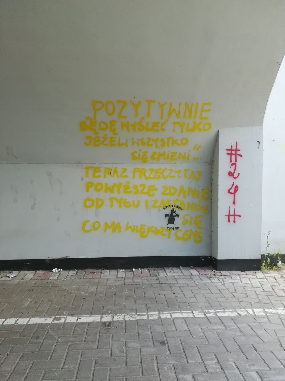Przejście dla pieszych pod torami przy ulicy Grunwaldzkiej. Kto namalował ten napis? Dlaczego chciał zachęcić przechodniów do zastanowienia się nad pozytywnym myśleniem? 
