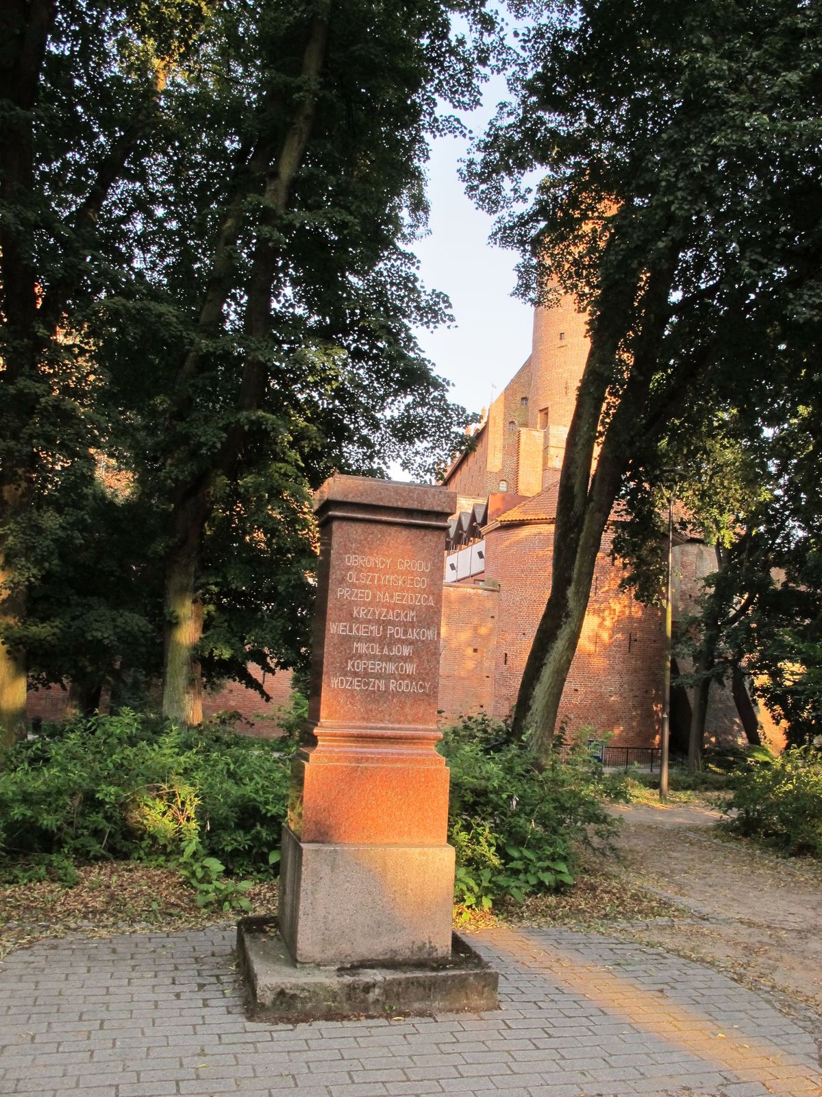 Pusty cokół — pomnik Kopernika w Olsztynie (23 lipca 2021)