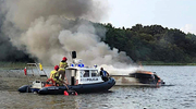 Wybuch i wielki ogień. Sprawdzamy, jaki jest stan zdrowia ofiar pożaru łodzi na Jezioraku 