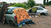 Mieszkają we wrakach. Kolejne koczowisko bezdomnych w Olsztynie