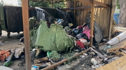Płoną śmietniki i garaże w Olsztynie. Policja szuka sprawcy, a brak monitoringu nie pomaga w jego ujęciu
