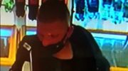 Ukradł porftel a potem płacił skradzioną kartą. Policja szuka złodzieja z Olsztyna [VIDEO]