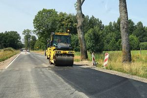 Zdzierano nowo położony asfalt na DW 512 pomiędzy Bartoszycami a Górowem Iławeckim