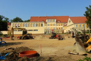 Prace przy przebudowie boiska przy SP 2 w Olecku nabierają tempa