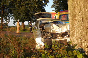 Kierowca volkswagena wypadł z drogi i uderzył w drzewo pod Olsztynem