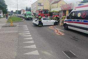 Zderzenie samochodu z motocyklem w Olsztynie. Utrudnienia na drodze