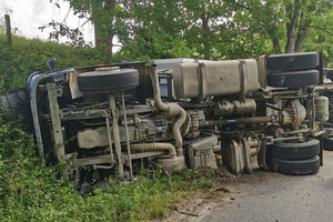 Wypadek ciężarówki za Olsztynem. Ładunek rozsypany na drodze