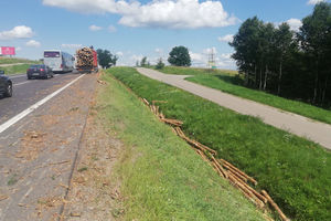 Droga Olsztyn-Barczewo zablokowana. Drewno z ciężarówki wysypało się na jezdnię