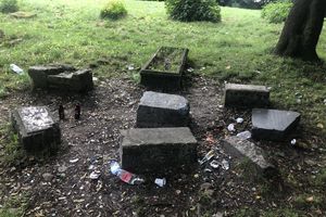 Potłuczone butelki, niedopałki i śmieci na cmentarzu żydowskim w Nidzicy