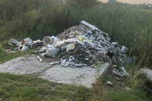 Nidzica-Bartoszki: Góra śmieci, gruzu i toalet