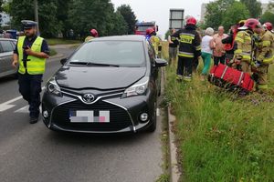 Kierowca chciał przepuścić pieszego na pasach w Olsztynie. Sam o mało nie stracił życia 