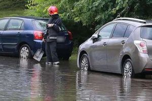 Zalane piwnice, ulice, zerwany dach — to efekt nawałnicy