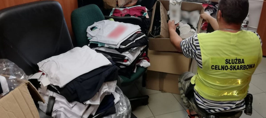 Ubrania ze znakami towarowymi znanych światowych marek oferowali do sprzedaży obywatele Bułgarii