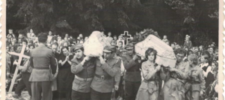 Po lewej stronie tuż za trumną Helenki widoczna jest Mama Helenki Cecylia Borowik.
