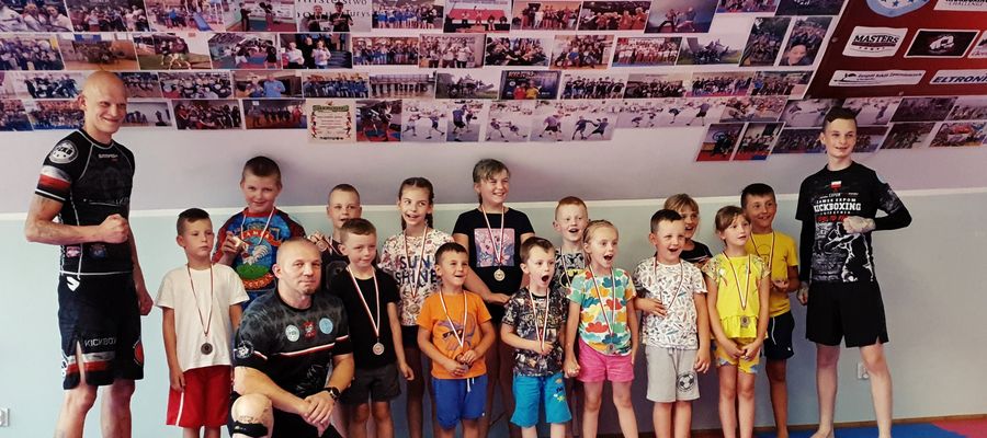 Dzieci na koniec wakacyjnych spotkań z kickboxingiem rok temu