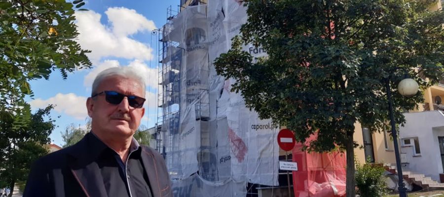 Prezes Spółdzielni Mieszkaniowej "Przyszłość" Zbigniew Miecznikowski. Zdjęcie z 2020 r., gdy trwał remont bloków