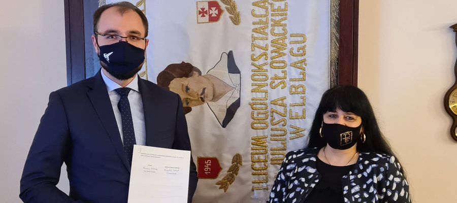 Umowę z prezesem Rządowego Centrum Legislacji podpisała dyrektorka elbląskiego liceum Marzena Bielecka