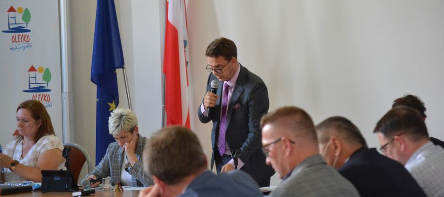 Burmistrz Karol Sobczak na sesji Rady Miejskiej w Olecku