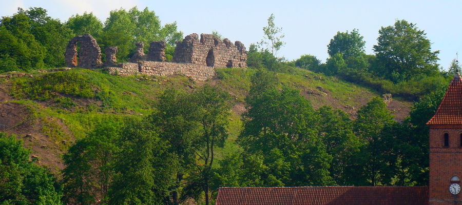 Widok Kurzętnika z ruiną zamku i kościołem parafialnym