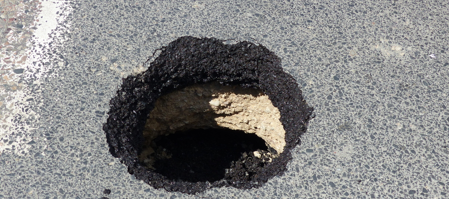Oto dziura, która w nawierzchni ul. Królowej Jadwigi powstała w czwartek 1 lipca