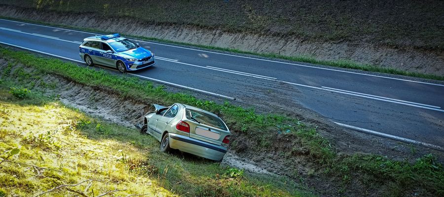 Ten kierowca jazdę zakończył w rowie