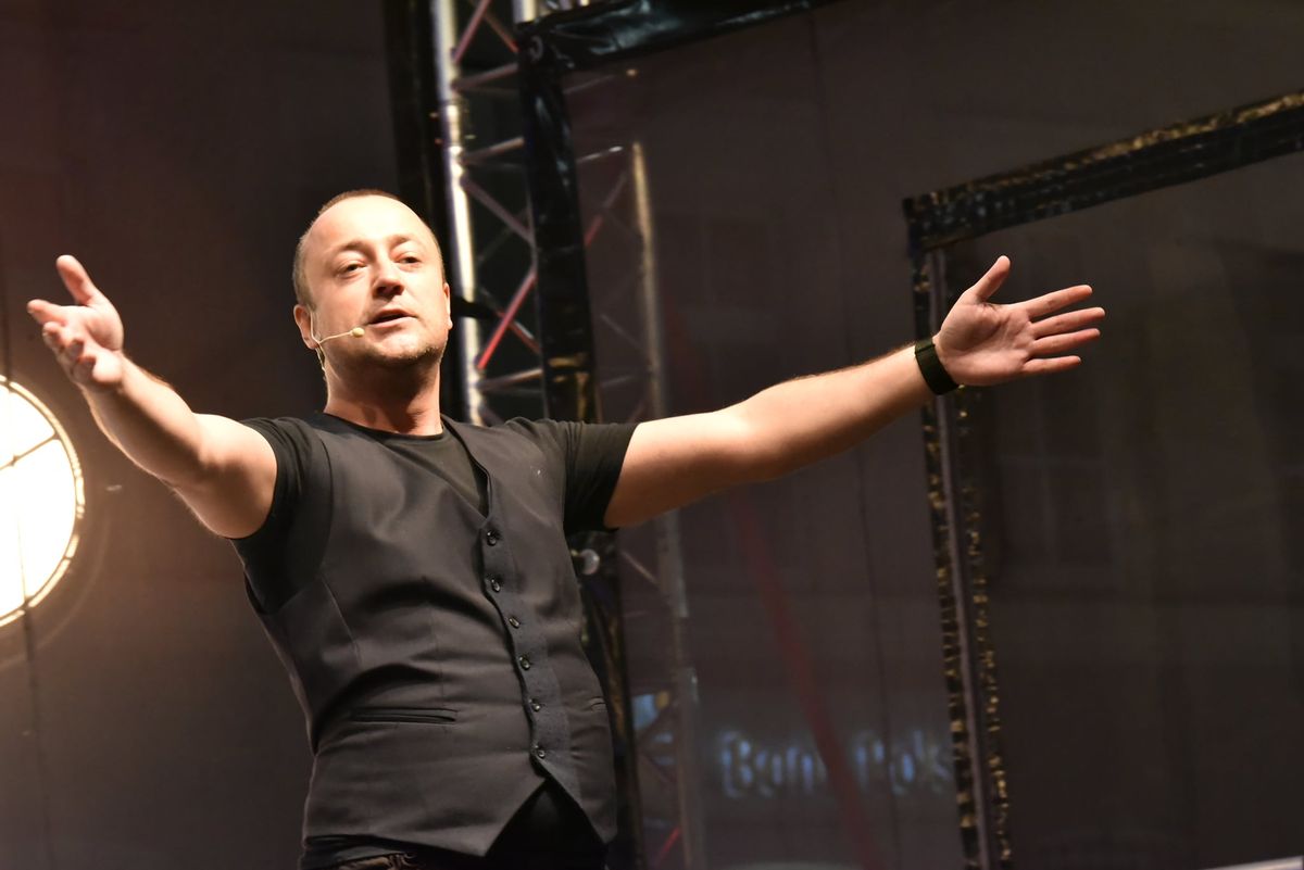 Czesław Mozil śpiewa... i mówi w Bartoszycach