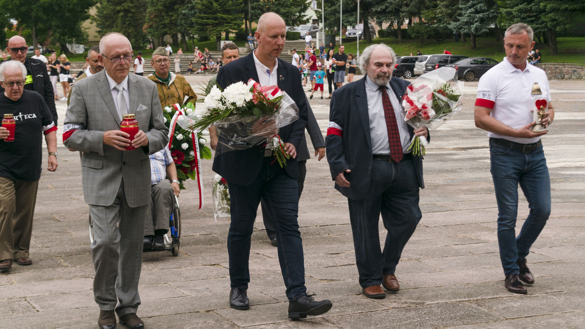 Kwiaty i znicze składali przedstawiciele władz samorządowych (01.08.2021)