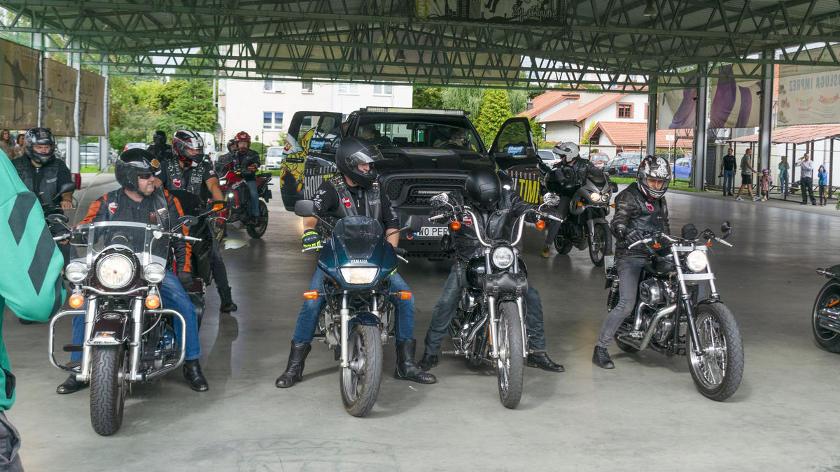 Marcin Różalski na teren BOSiR-u wjechał w asyście motocyklistów z Wirażu