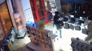 Wszedł do sklepu razem z szybą i ukradł komputer. Policja szuka złodzieja, który włamał się do jednego z olsztyńskich sklepów [VIDEO]