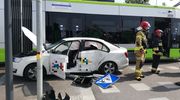 Olsztyn: wjechała samochodem prosto w jadący tramwaj. Kobieta i dwójka dzieci w szpitalu