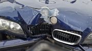BMW zderzyło się z autobusem. Przewrócił się sygnalizator