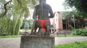 Rzeźba w Parku podzamcze w Olsztynie zniszczona. Wandal domalował Amorowi stringi