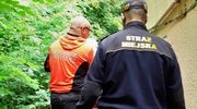 Bezdomny spadł z schodów. Leżał bez odzieży i czekał na pomoc