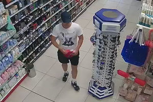KRADŁ PERFUMY W DROGERIACH
