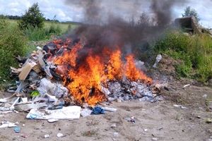 Pożar w gminie Braniewo. Czy śmieci podpalono celowo? [ZDJĘCIA]