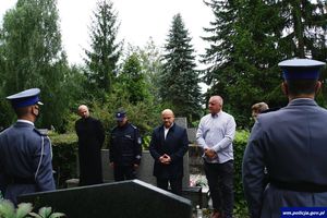 19 lat temu z rąk mafii zginął policjant Marek Cekała. Na cmentarzu przy ul. Poprzecznej w Olsztynie hołd oddali mu koledzy 
