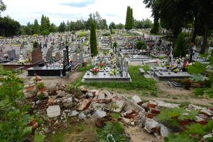 Olecko: Przedłuża się budowa cmentarnego muru 