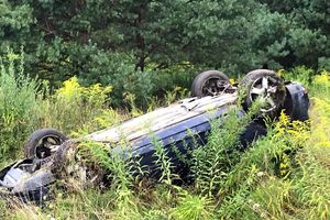 55-letni kierowca Forda wypadł z drogi i dachował