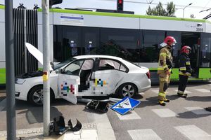 Olsztyn: wjechała samochodem prosto w jadący tramwaj. Kobieta i dwójka dzieci w szpitalu