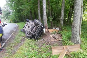 27-letni kierowca dachował pod Olsztynem. Są utrudnienia w ruchu
