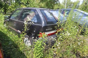 [FOTOMIGAWKA] Samochód na ul. Grotha w Olsztynie wrósł w ziemię