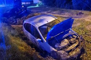 Czołowe zderzenie dwóch samochodów w Wilamowie