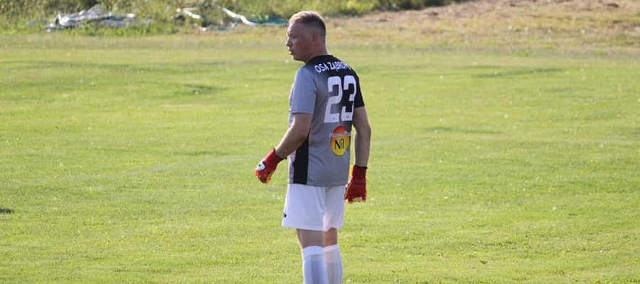 Radosław Albowicz, bramkarz Osy Ząbrowo, obronił rzut karny w meczu z Iskrą Smykówko