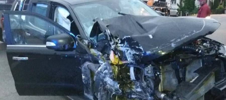 Do wypadku doszło około godz. 3 w nocy, na zdjęciu auto, które uderzyło w ogrodzenia posesji przy ul. Kwidzyńskiej w Iławie