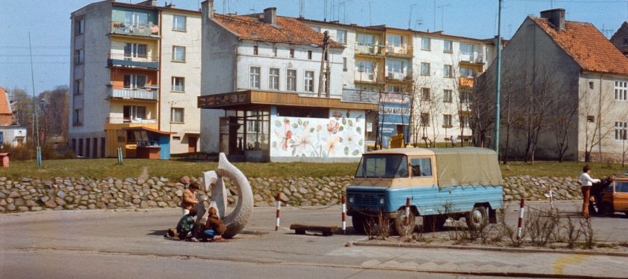 „Źródełko” przy ul. Mickiewicza z dwiema betonowymi rybami. Lata 80. XX wieku 