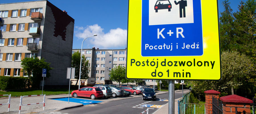 Rodzice odwożący dzieci do Szkoły Podstawowej nr 3 przy ul. Grodzieńskiej w Ełku korzystają już ze strefy „Kiss&Ride”