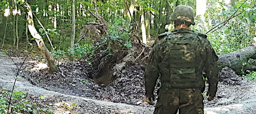 Saper pracujący na miejscu znalezienia niewybuchów 