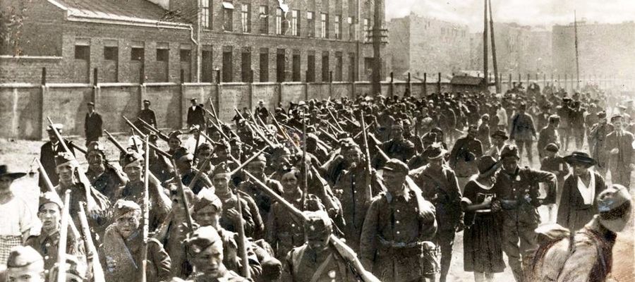 Piechota polska w marszu na front przed bitwą warszawską