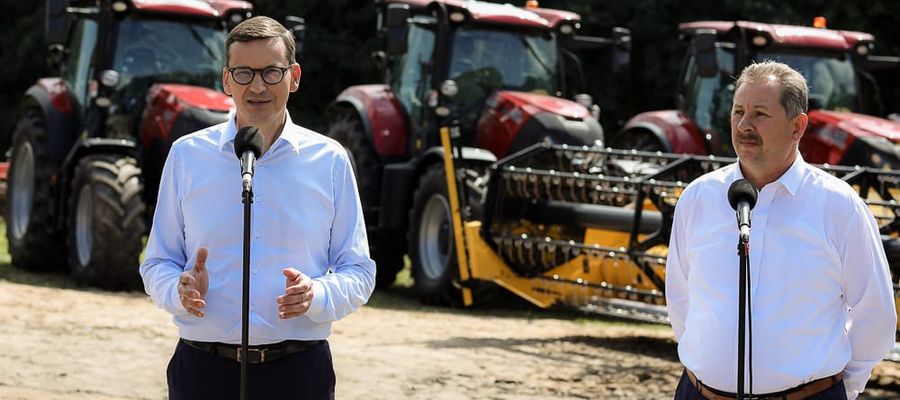 Premier Morawiecki w Brzydowie (gm. Ostróda), w tle nowe maszyny rolnicze